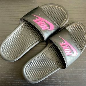 Nike Benassi slides